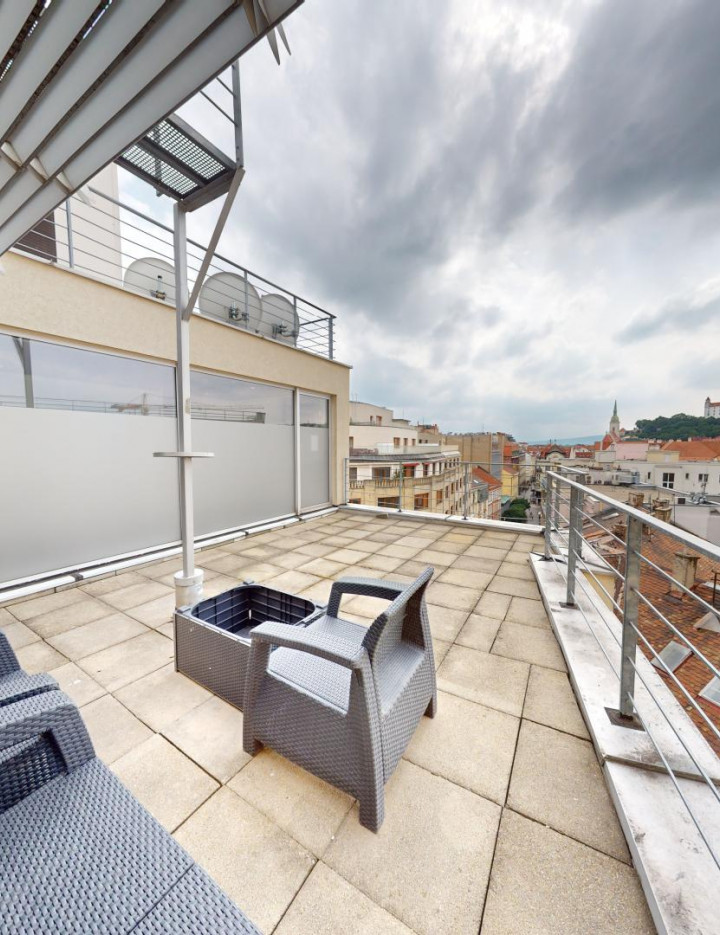 3D prehliadka: 2-izbový byt s 26m2 terasou v úplnom centre mesta ❇️